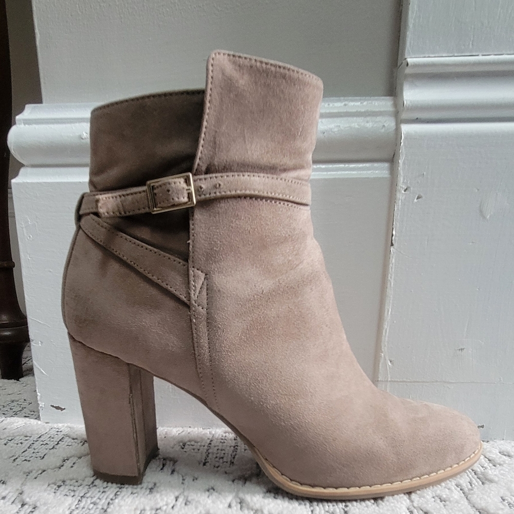 Elegant Tan Suede Women's Ankle Boots